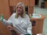 Eine junge, blonde Zahnärztin saugt und fickt mitsediertem Patienten.