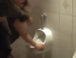 Deutsche MILF lässt ihre Fotze auf einer öffentlichen Toilette zerstören