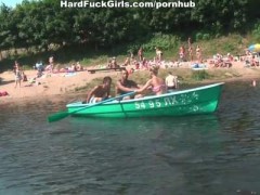 Girl wird auf einem Bootsausflug doppelt penetriert