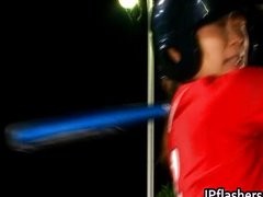 Weibliches, asiatisches Baseballteam spielt ohne Höschen