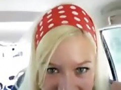 Eine geile Blondine in einem Auto
