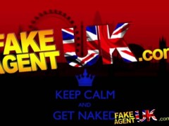 Fake Agent UK – Englische Kneipenbedienung zeigt Möpse