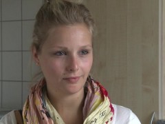 Geile deutsche Studentin aus Berlin rubbelt sich die Möse