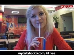 Russische Frau Sexy Schlampe fickt in der Öffentlichkeit Sex außerhalb