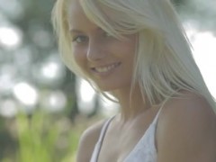 Blondes Glamour-Girl aus Schweden berührt sich ihre nasse Muschi