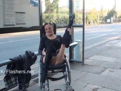 Dreckiges Girl im Rollstuhl demonstriert ihre Pussy in der Öffentlichkeit